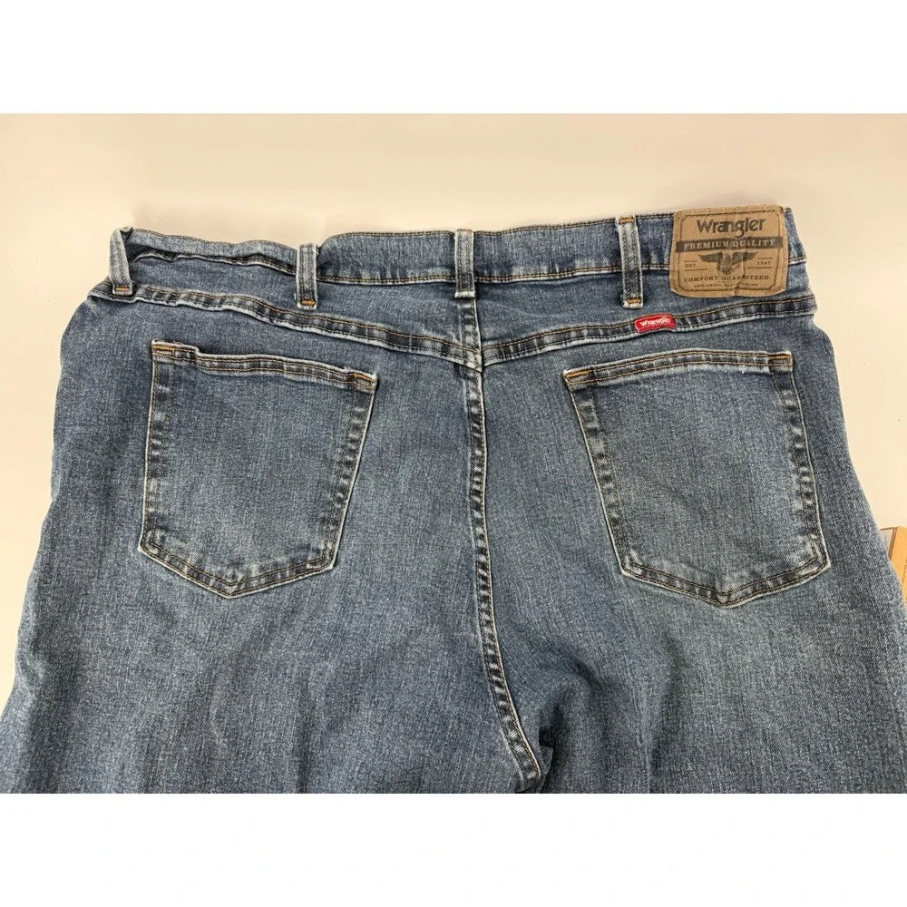 Wrangler Premium Quality Men's Blue Jeans Regular Fit Straight Mid Rise 40X32